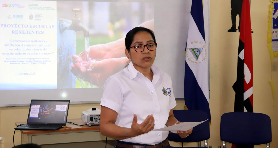 Mtra. Dalia Sánchez, ejecutiva de la Dirección de Investigación y Posgrado, facilita el taller a docentes.