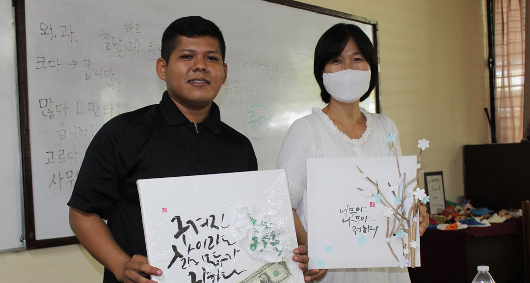 Facilitadores del curso coreano en la UNAN-Managua: Bilson Aguilar (izquierda) y Rebeca Boksoon Kim (derecha) en las clases de arte y caligrafía