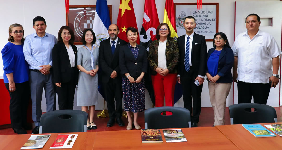 Autoridades universitarias junto con representantes de la Universidad de Ciencia y Tecnología de Kunming, China.
