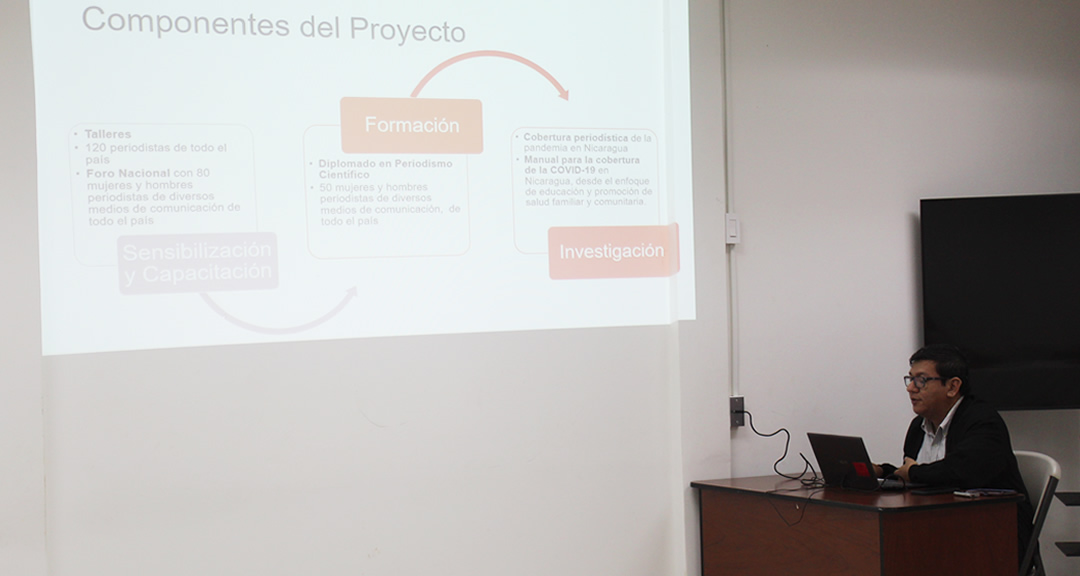 Dr. Walter Calderón, docente de la carrera Comunicación para el Desarrollo durante el evento virtual.