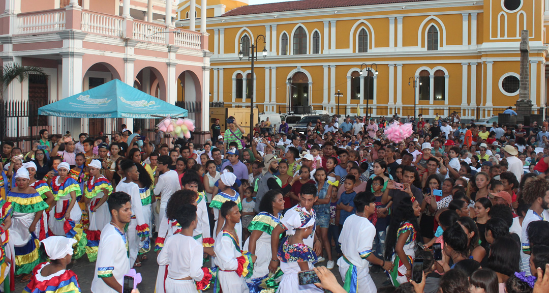 Representación de URACCAN interpreta danzas afrocaribeñas en la plaza principal.