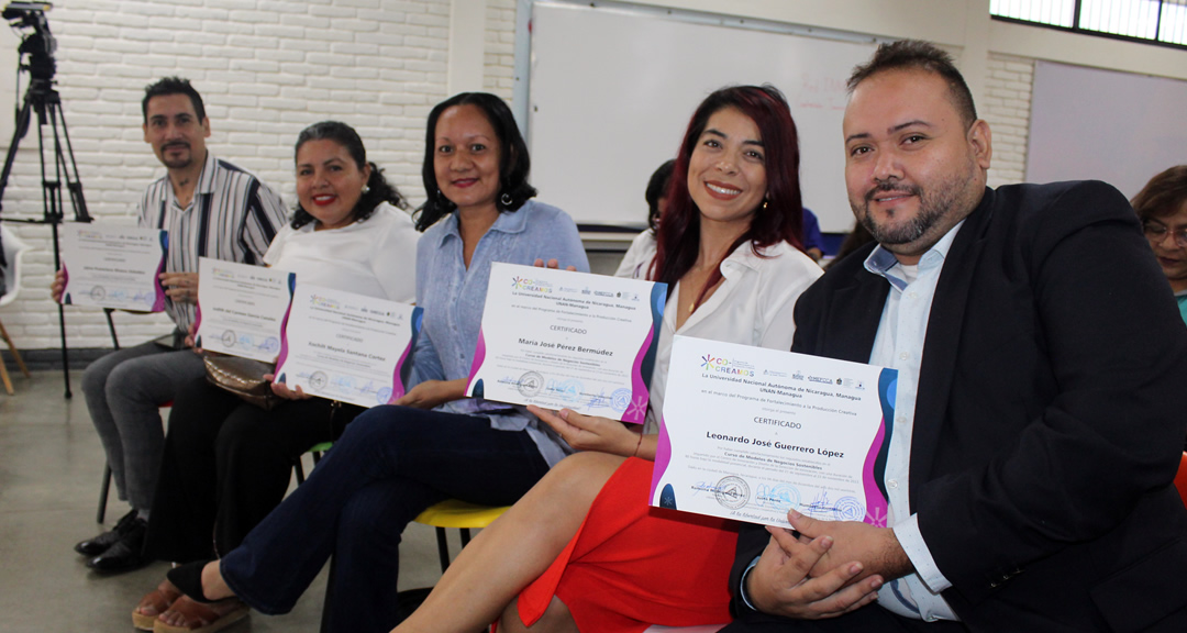 Emprendedores con sus diplomas del Curso de Modelos de Negocios Sostenibles.