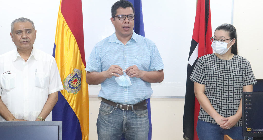 Maestro Marlon Díaz, brinda bienvenida a los maestrandos acompañado por el Director de Computación y la Coordinadora de progeramas de maestrias de la DGI