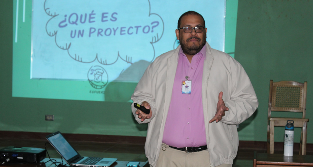 Maestro Yasser Cerda, imparte el curso de formulación y evaluación de proyectos