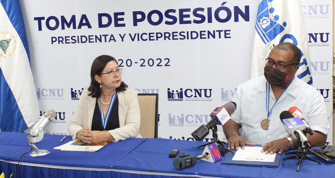 De izq. a der. MSc. Ramona Rodríguez y MSc. Henningston Omeir Taylor, Vicepresidente del CNU y Rector de la BICU.