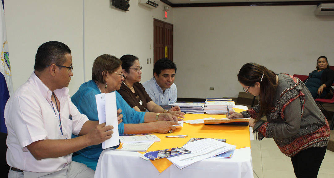 Estudiantes seleccionados para el curso de INICIA firmaron carta de compromiso.