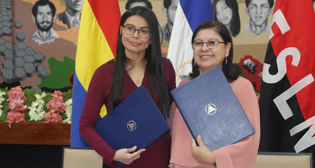Rectora de la UNAN-Managua y Ministra de la Mujer luego de firmar el convenio específico de colaboración.