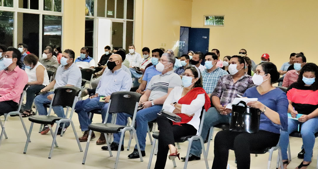 Claustro docente de Ciencias e Ingeniería participando en el taller