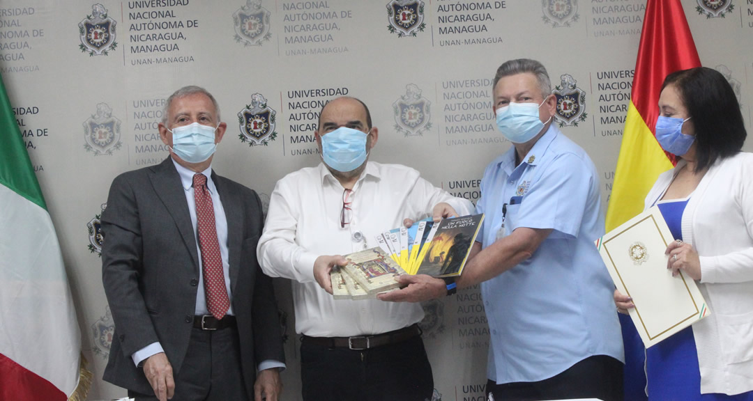 Autoridades Universitarias reciben donación de libros por la Embajada de Italia en Nicaragua.