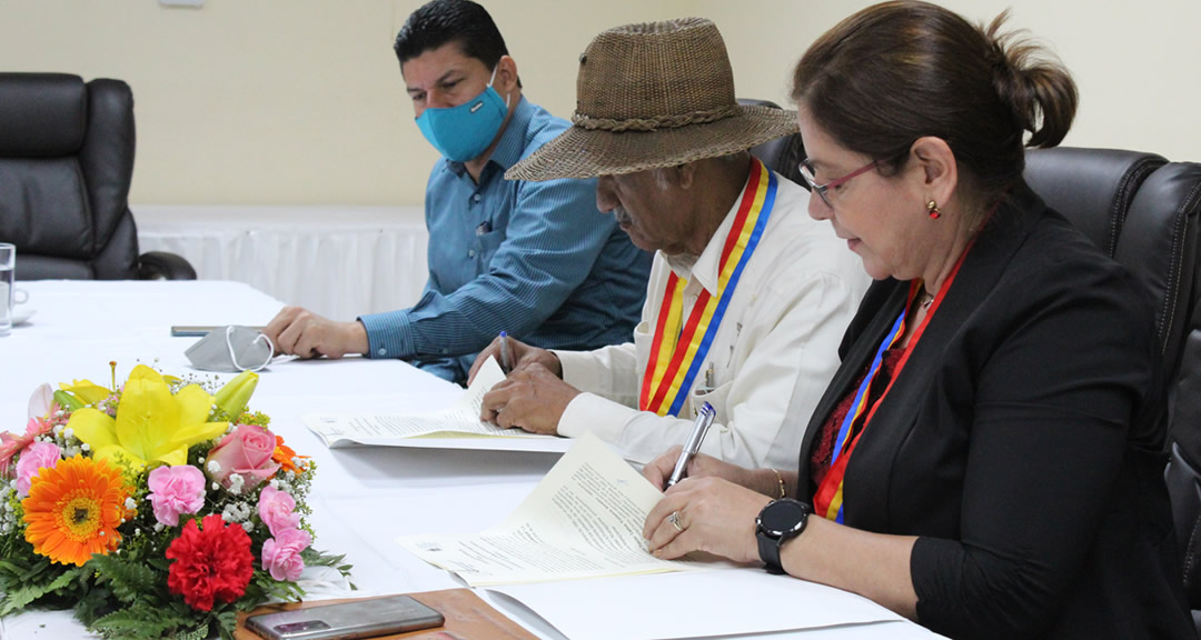 Autoridades de UNAN-Managua y AEPCFA firman convenio marco de colaboración.