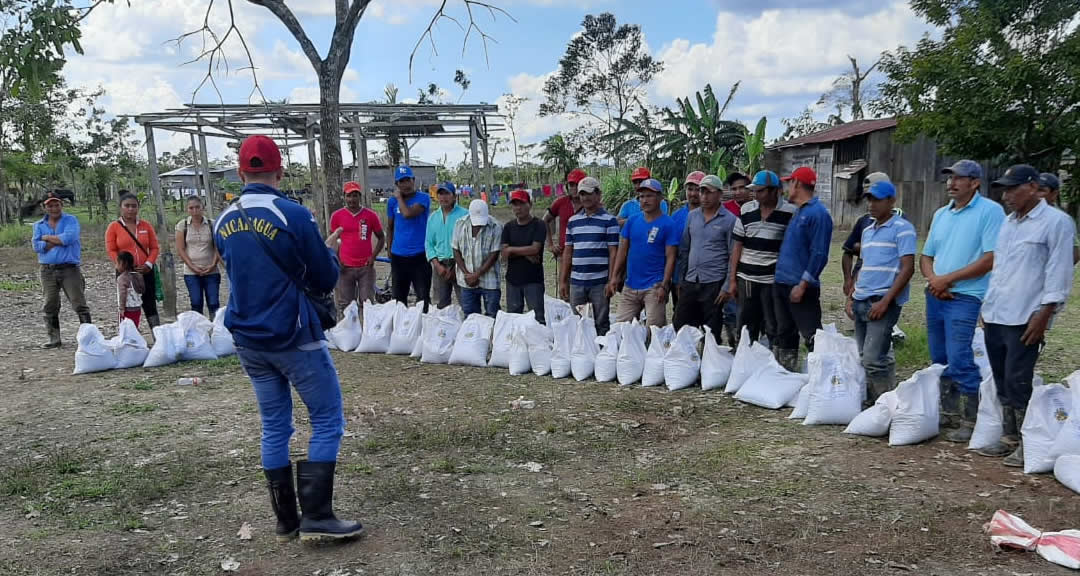 Brigadistas se reúnen con las familias.