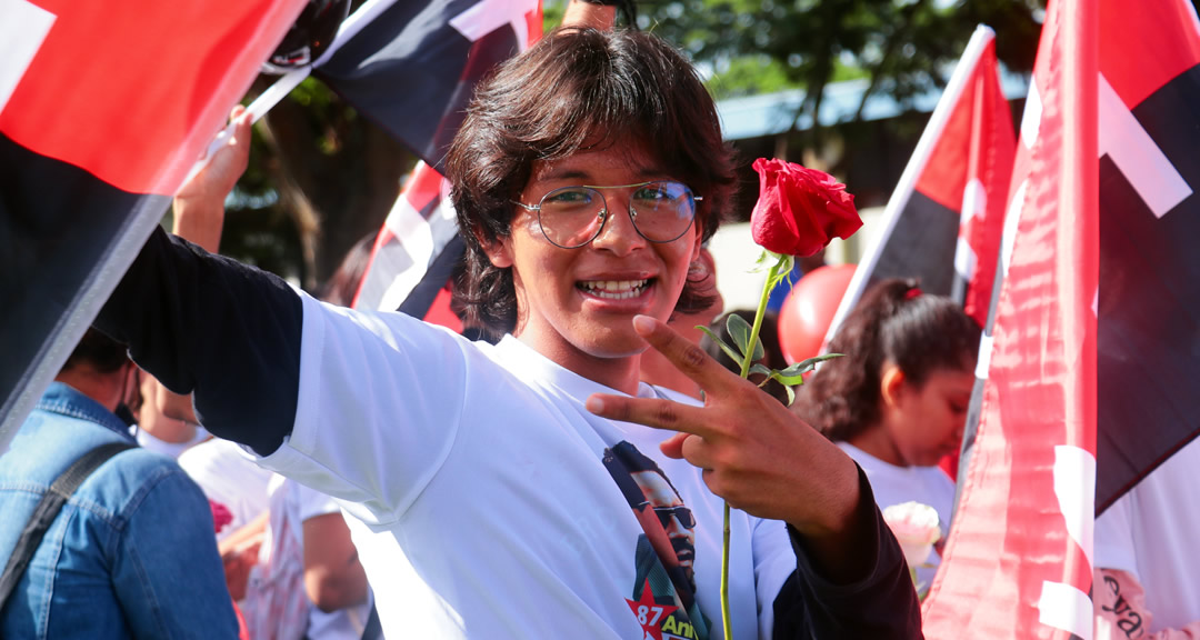 Comunidad universitaria participa en homenaje a Carlos Fonseca Amador.