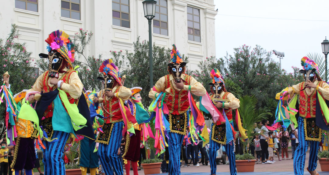 Estudiantes del Grupo de Danza Nicaragua Mía interpretan «El Güegüense».