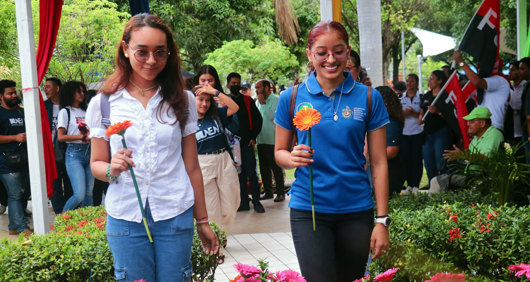 Estudiantes depositan ofrenda floral a héroes y mártires.