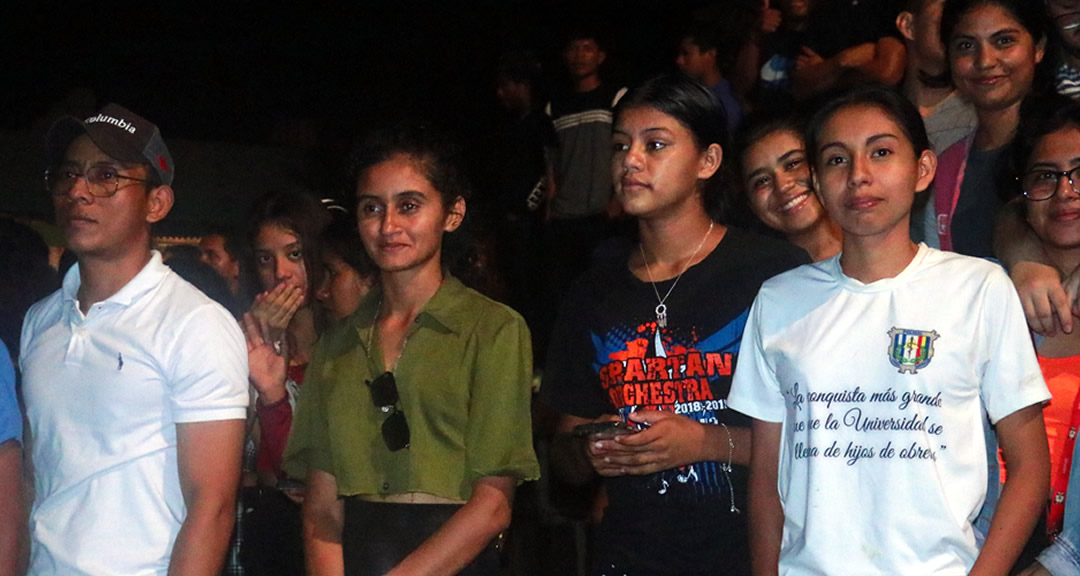 Estudiantes participan en simulacro nocturno.