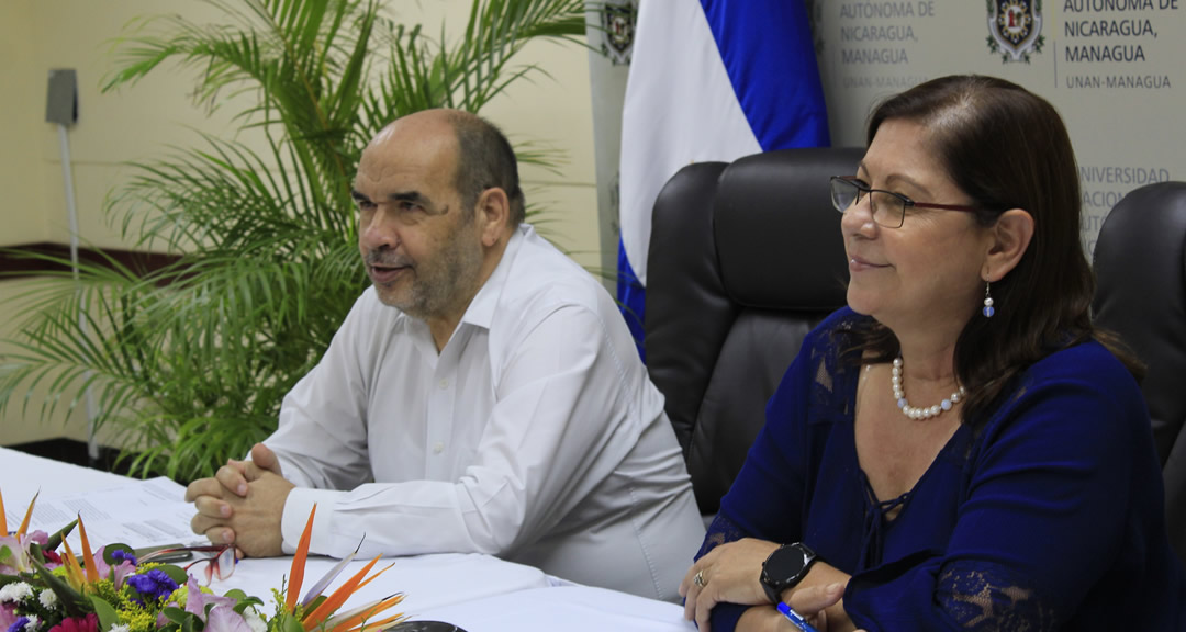 Maestra Ramona Rodríguez Pérez y doctor Luis Alfredo Lobato, Rectora y Vicerrector de la UNAN-Managua, respectivamente.