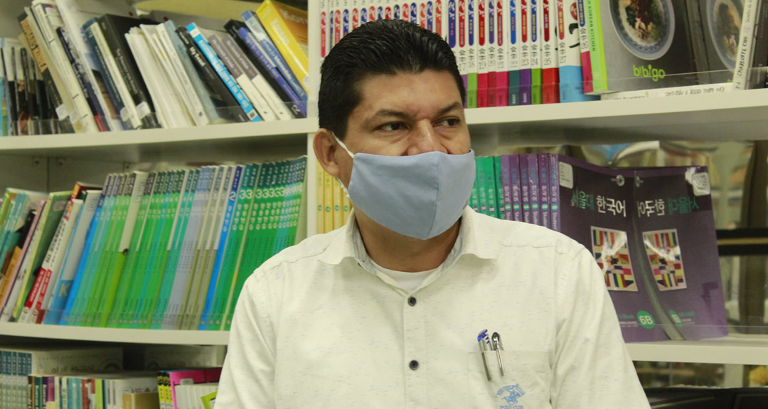 Maestro Enrique Flores Díaz, Secretario General de la UNAN-Managua y el CNU.