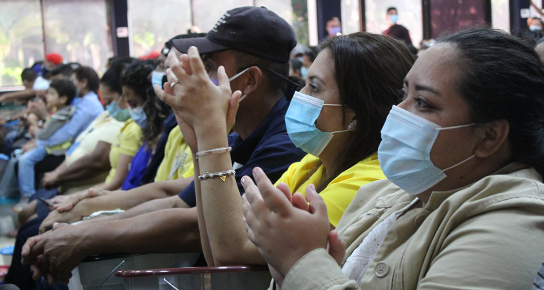 Trabajadores administrativos entonan cantos tradicionales a la Purísima.