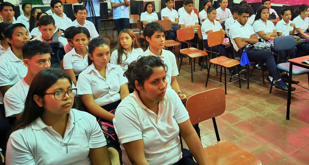  Estudiantes de décimo y undécimo grado de Colegio Miguel de Cervantes participaron en la conferencia: «Mi identidad digital».