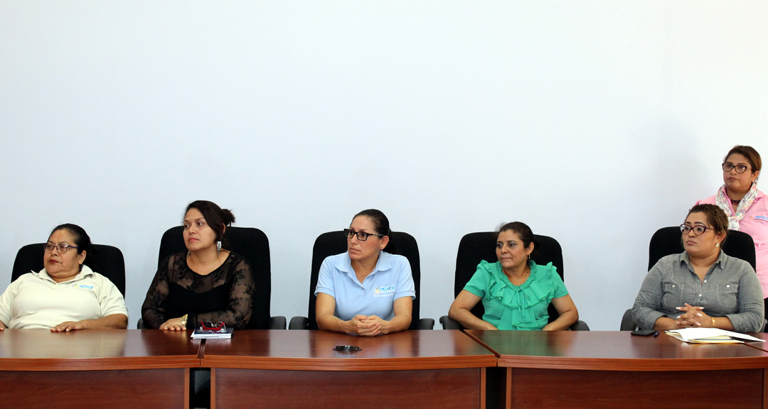 Asesores pedagógicos de la Dirección de educación Especial del MINED estuvieron presentes en la firma del convenio.