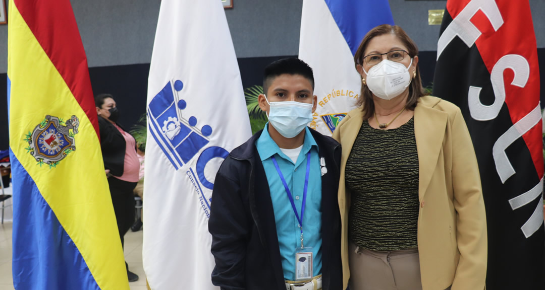 Rectora de la UNAN-Managua con estudiante destacado de la primera generación de becados, en el 2020