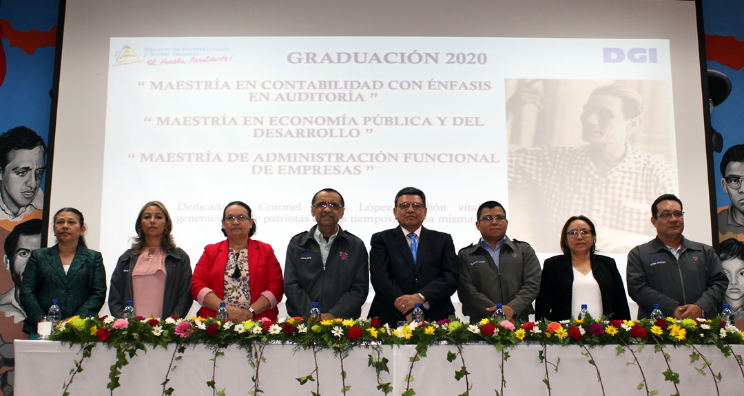 Autoridades de la UNAN-Managua y de la DGI presidieron el acto de graduación.