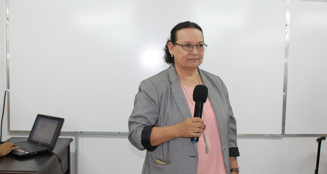 La MSc. Elsie López Lowery, Decana de la Facultad de Ciencias Económicas brindó palabras de bienvenida