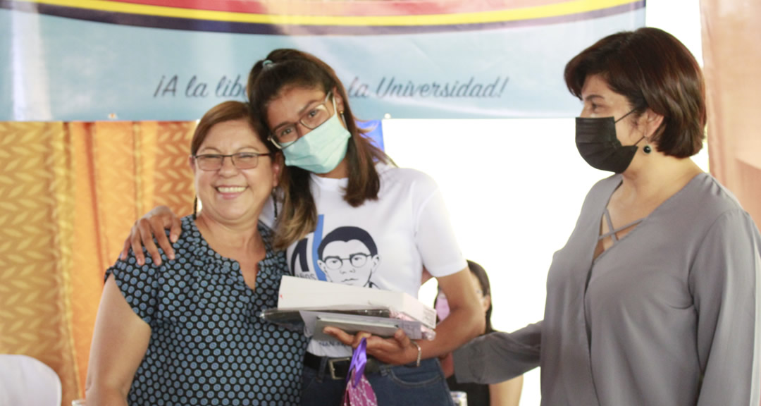 Autoridades Universitarias entregan reconocimientos a estudiantes destacados de UNICAM.