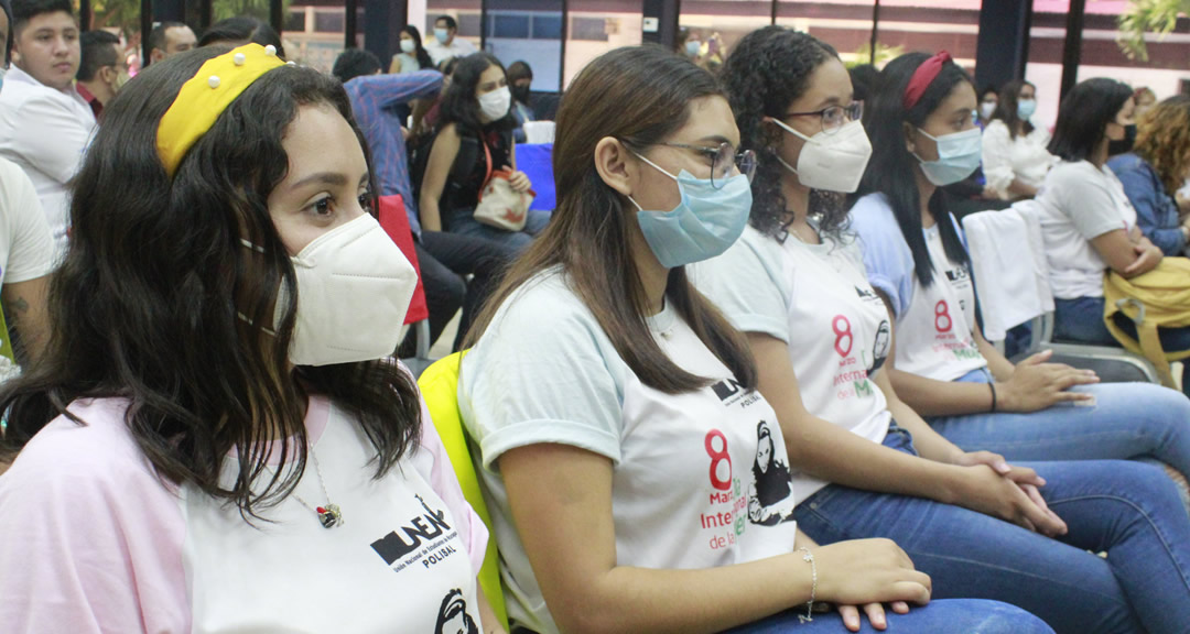 Comunidad estudiantil presente en el conversatorio.