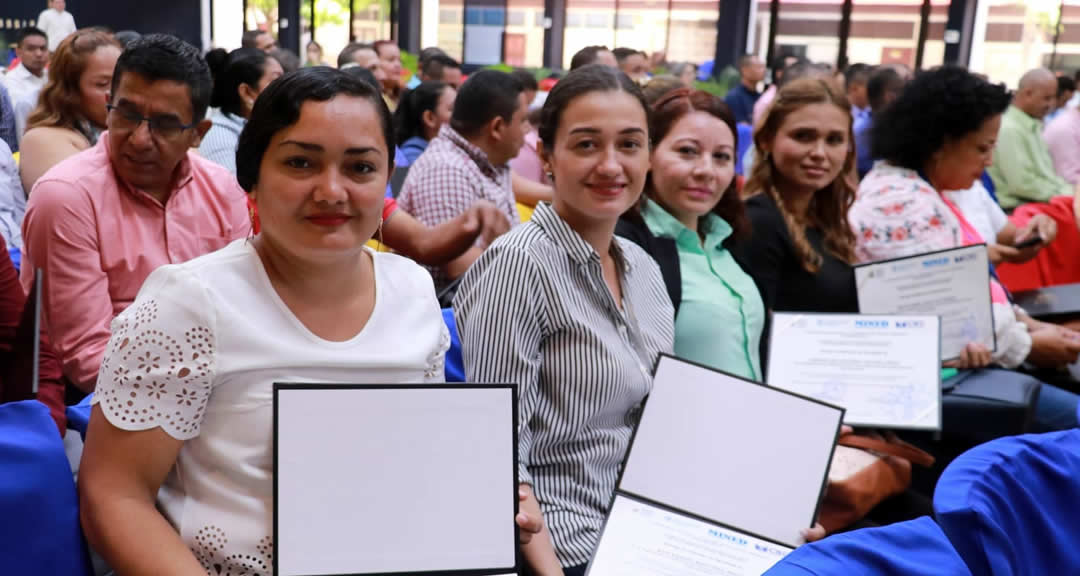 Diplomandos celebran logros educativos