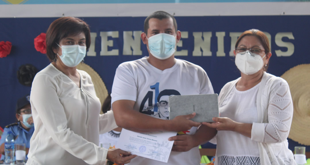 Entrega de reconocimientos a la excelencia académica de UNICAM.