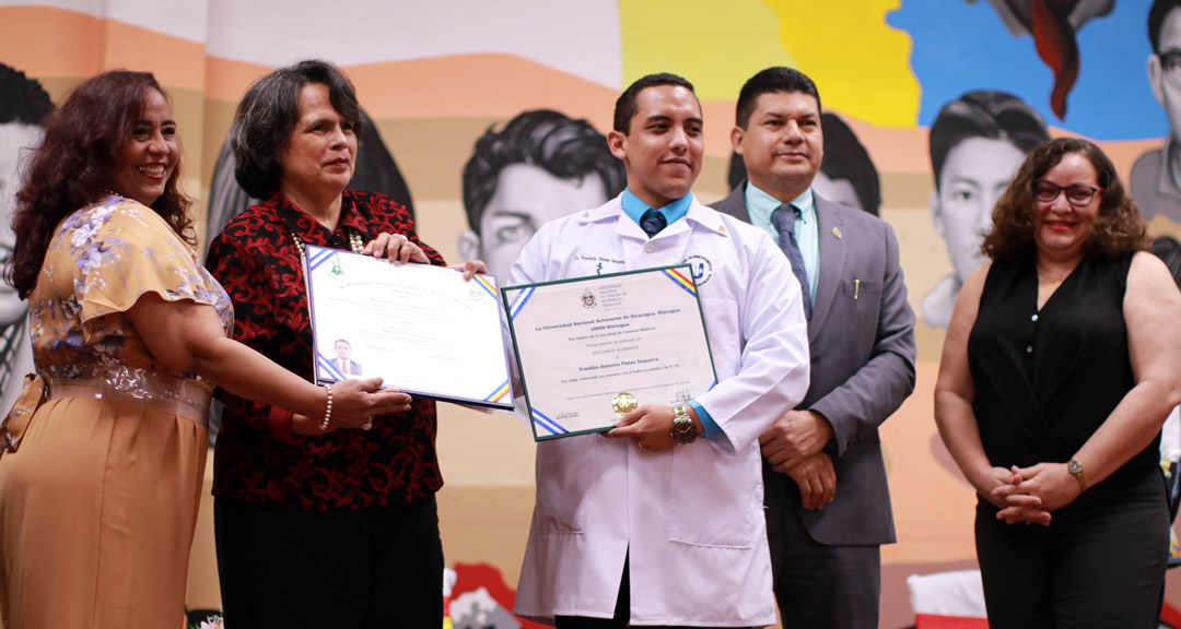 Entrega de títulos a nuevos profesionales de la salud