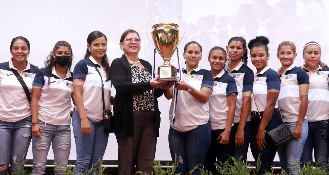 Equipo de fútbol campeonas de la universidad.