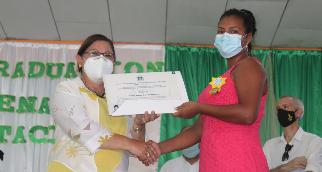 Maestra Ramona Rodríguez entrega diplomas a graduados en computación