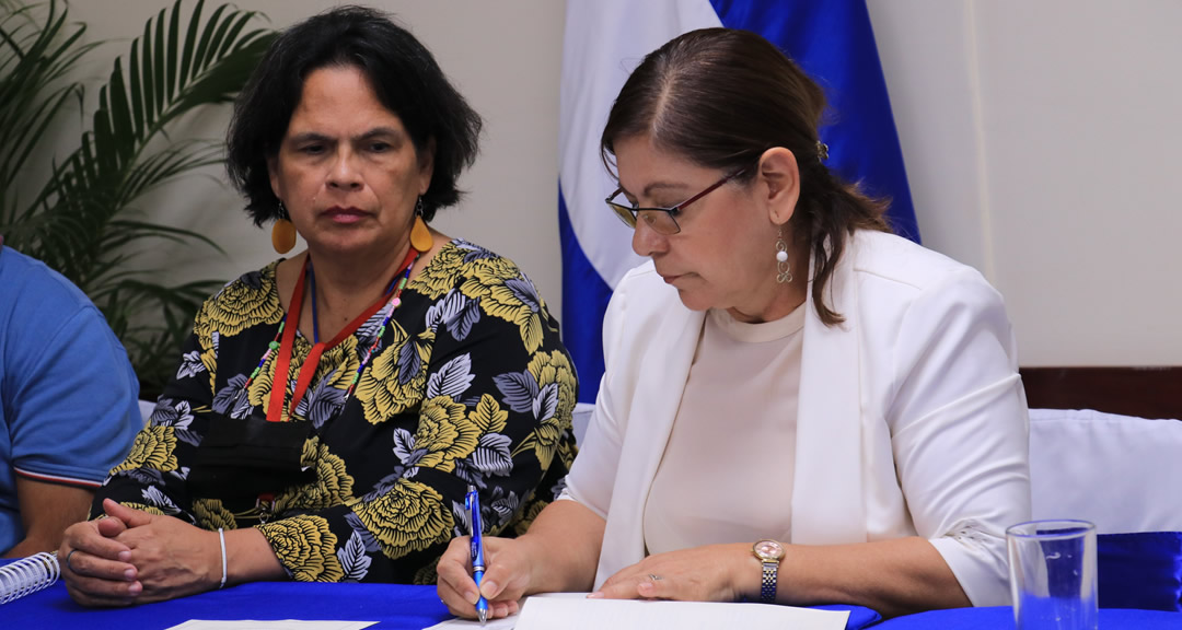 Maestra Ramona Rodríguez firma memorando de entendimiento con la IUSM