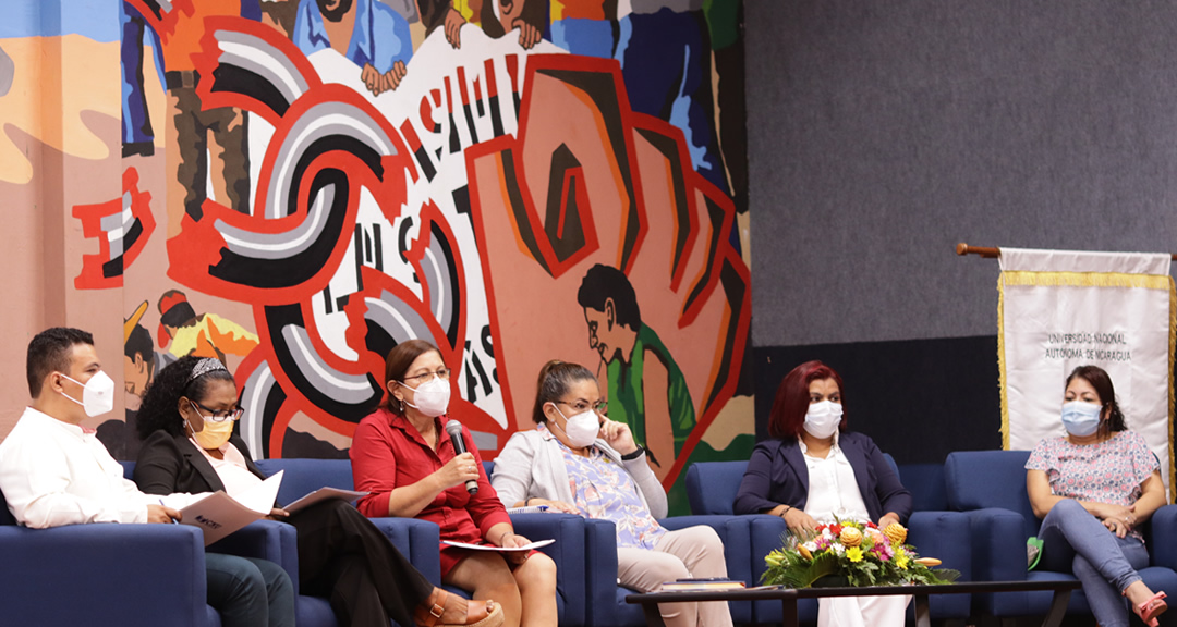 Protagonistas del panel retos y desafíos de la interculturalización de la educación