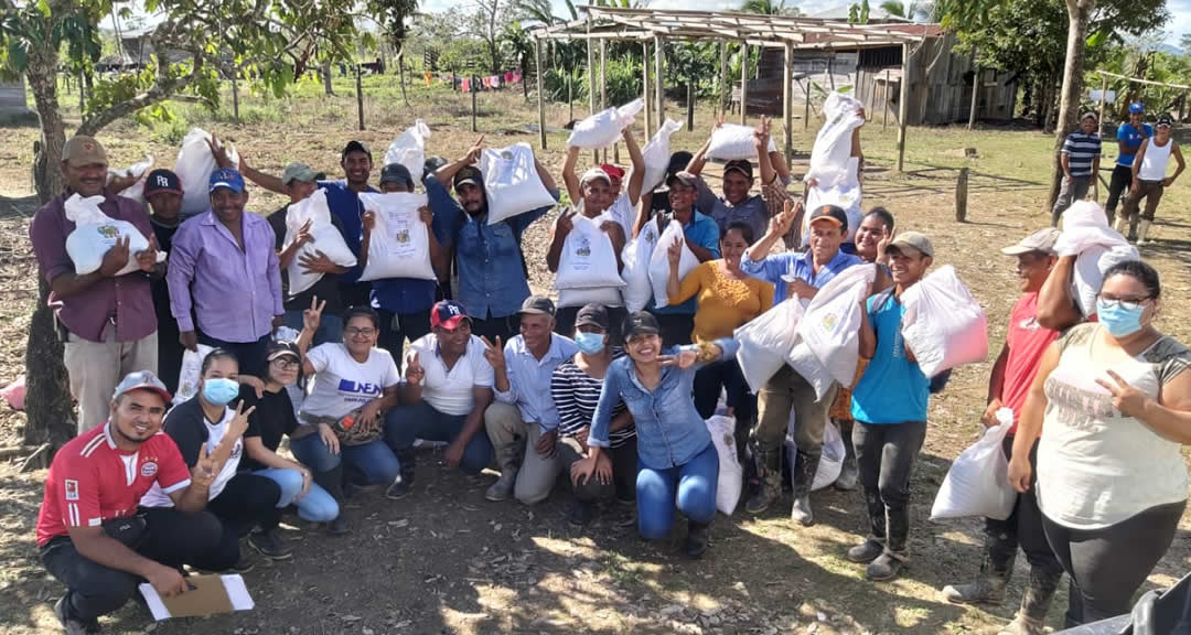 Universitarios realizan entrega de bonos productivos.