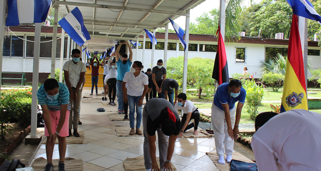 Estudiantes que participarán en Rally reciben taller de relajación