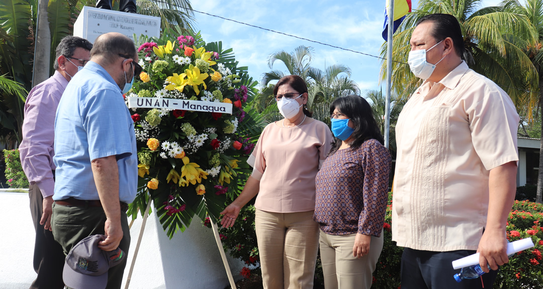 Autoridades universitarias depositan ofrenda floral en Monumento a Rubén Darío