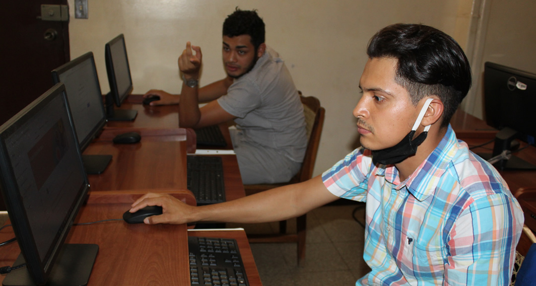 Estudiantes participan en el taller manejo de herramientas digitales para la educación.