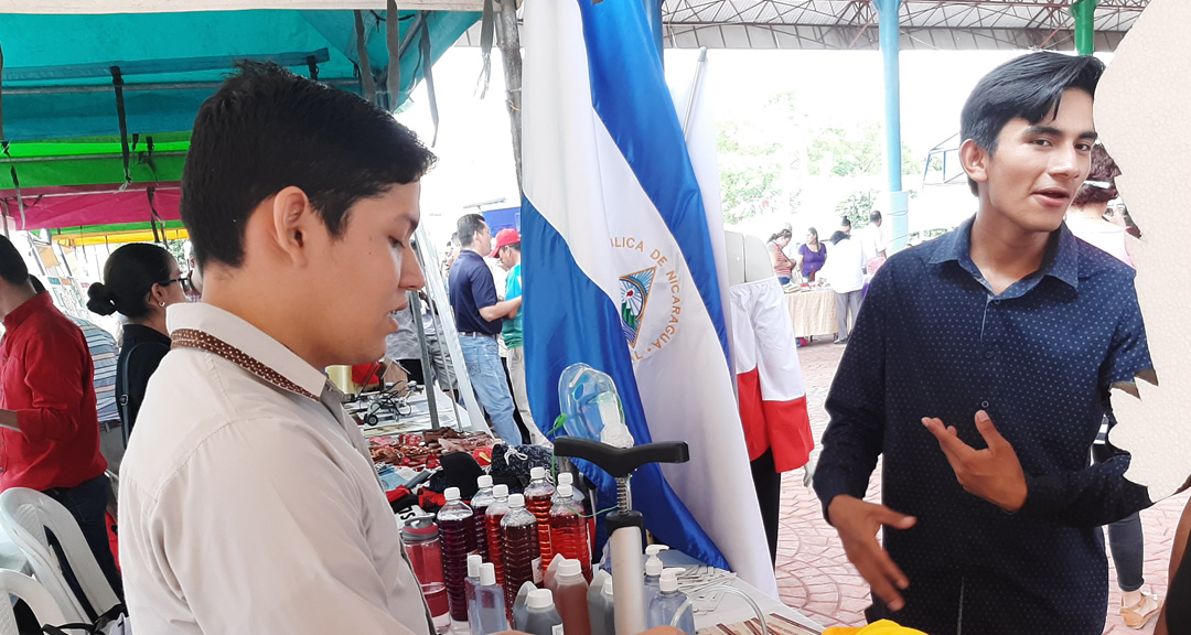 Universitarios exhiben sus proyectos en feria regional de emprendedores.