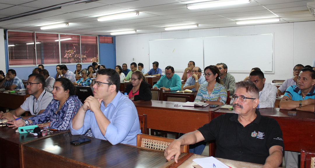 Académicos de la Facultad de Ciencias Económicas participaron en la conferencia sobre diseño curricular basado en competencias