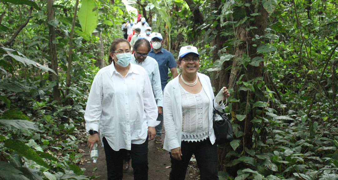 Autoridades del CNU visitan el Jardín Botánico Ambiental