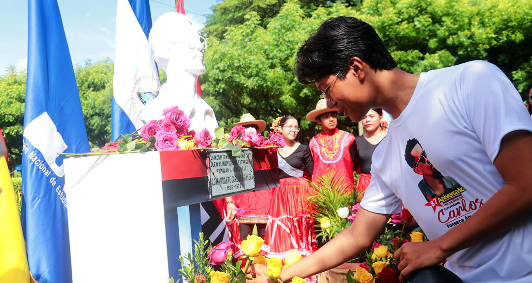 Depositan ofrenda floral en el monumento del Comandante Carlos Fonseca.