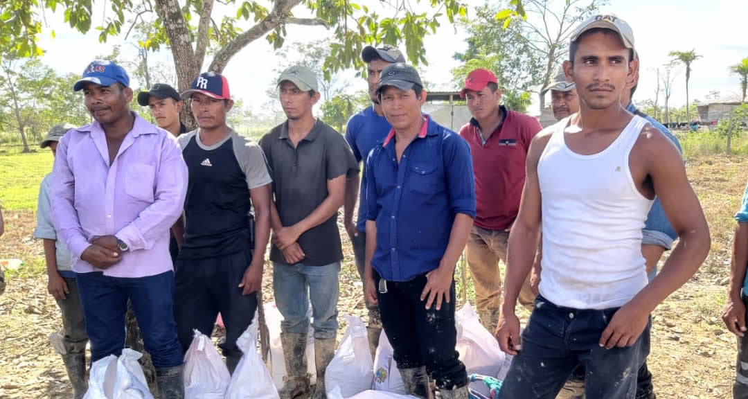 Campesinos de la localidad reciben bono productivo.