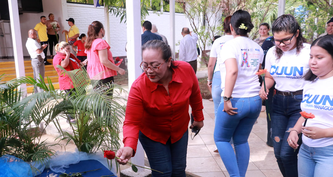 Entrega de ofrenda floral a mujeres destacadas en la historia nicaragüense.