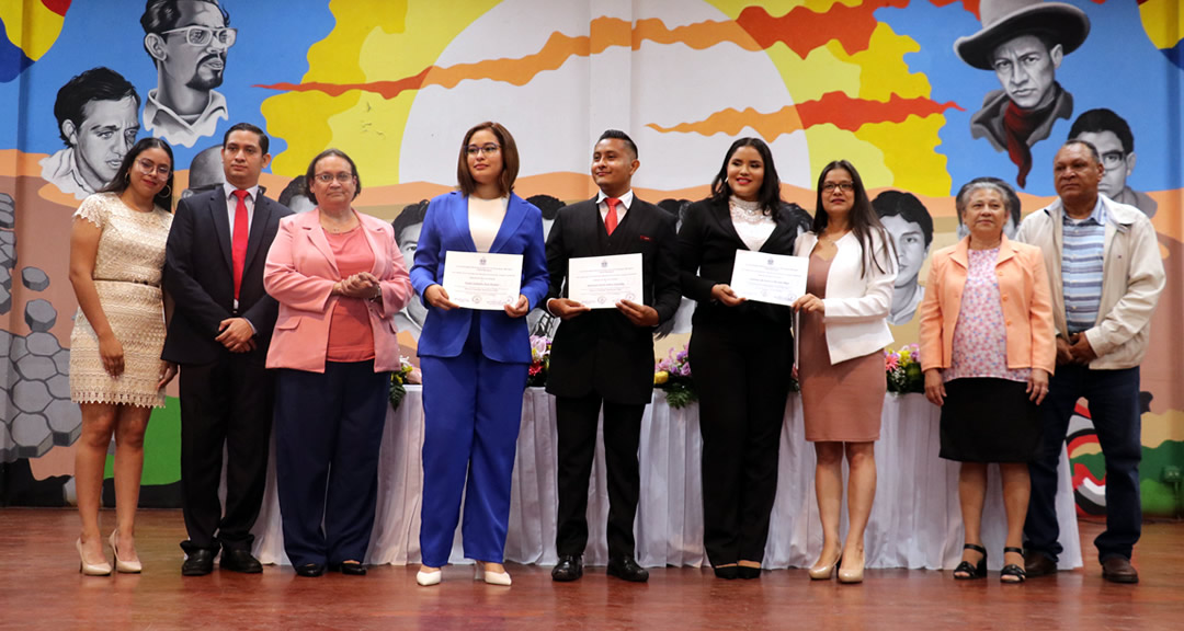 Entrega de reconocimientos a estudiantes destacados