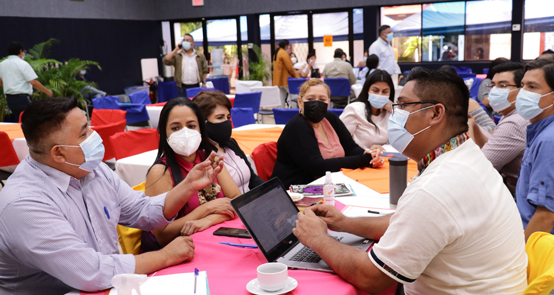 Participantes generan aportes mediante el trabajo grupal