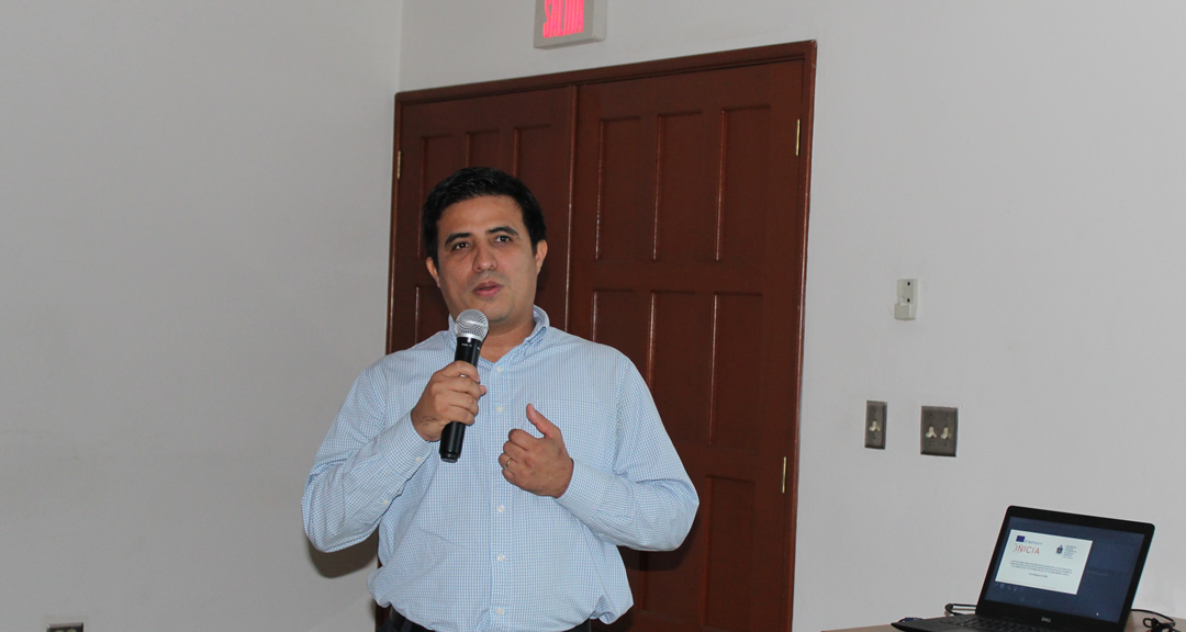 El MSc. Oliver Morales presentó el proceso realizado para la selección de los estudiantes del curso.