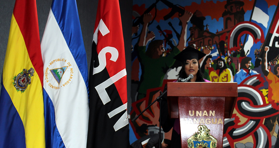 La MSc. Francis Sequeira brindó palabras de agradecimiento en nombre de todos los graduados.